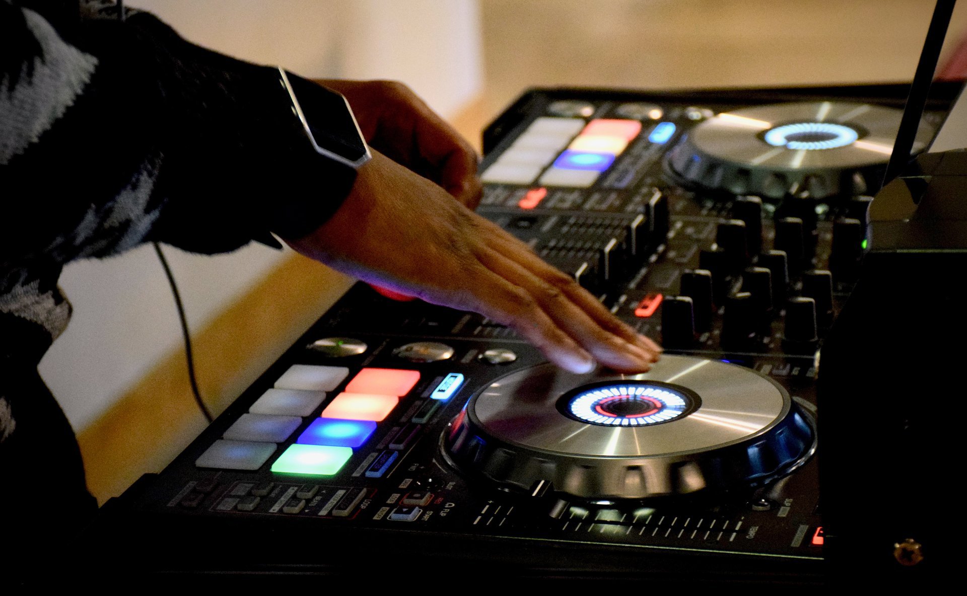 DJ